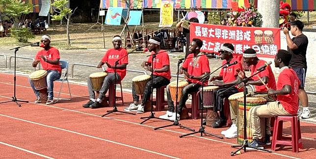 永仁高中校慶邀請長榮大學國際根與芽非洲鼓隊演出，以輕快活潑音樂表達情感，展現多元文化的魅力。（記者汪惠松攝）