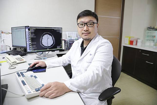 醫師許詠鈞表示，腦部的腫瘤在不同位置會產生不同的症狀。（博愛醫院提供）