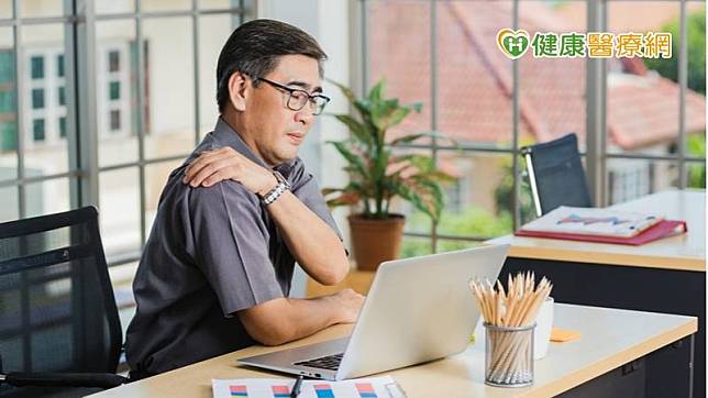 造成肩頸痠痛的原因，多是由於上班族長期坐姿不良，導致頸部深屈肌本該活躍的肌肉變得鬆弛無力，肩頸也隨之前傾，或因盤腿、翹腳、駝背、聳肩等姿勢不佳造成的身體影響
