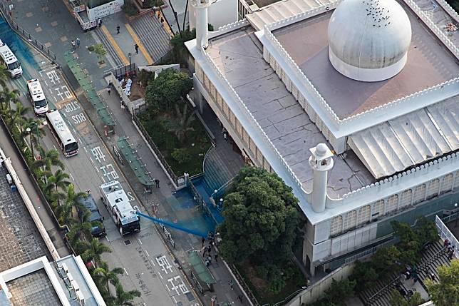 Aerial view of the moment the police water cannon sprayed the Kowloon Mosque in Tsim Sha Tsui during Sunday’s violent protests. Photo: L. Yau