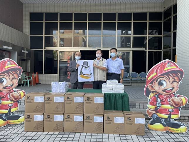 全國消防發展基金會總會長王金平（左）代表該會捐贈一批救護器材給消防局。（消防局提供）