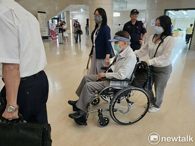 90歲的台塑集團總管理處前總經理楊兆麟下午由2名律師及助理陪同抵達法院開庭。 圖：林昀真/攝