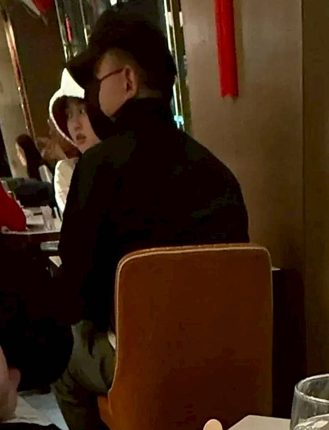 混血肥仔與丁丁被捕獲撐枱腳食飯，更有指兩人在黃金海岸「拖手」。