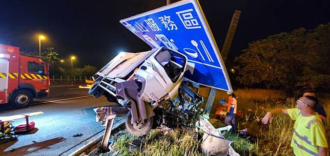 小貨車去年4月間行經國道3號，自撞東山服務區招牌，車上夫妻2人1死1傷。讀者提供