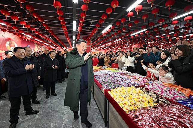 Chinese President Xi Jinping, also general secretary of the Communist Party of China Central Committee and chairman of the Central Military Commission, talks with local people while visiting a food market in Shenyang, capital city of northeast China's Liaoning Province, Jan. 23, 2025. (Xinhua/Li Xueren)