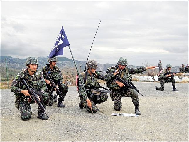 國防部募兵政策去年達標，但須追繳的提早退離人員賠款金額也不斷增長。其中，不適服現役志願役士兵賠款欠繳累計金額在去年突破一億元。圖中人物與新聞事件無關。(資料照)