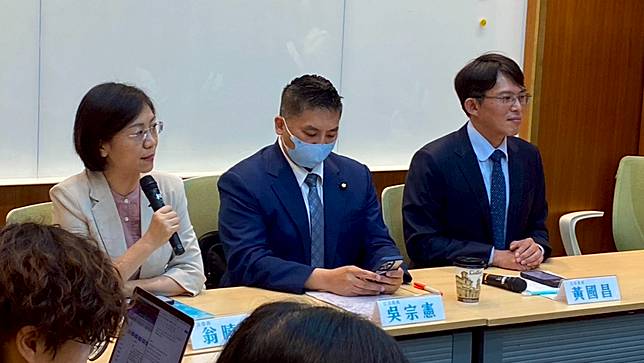 藍白立委翁曉玲、吳宗憲、黃國昌（由左至右）質疑大法官是民主太上皇。王家俊攝