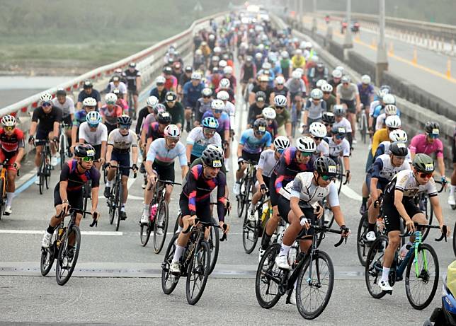 參加花蓮太平洋盃自行車挑戰賽的車手，行經19日將拆除的花蓮大橋南下第一代橋。中華民國自行車騎士協會提供。