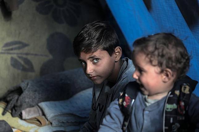 Palestinian children are pictured inside a tent on the seaside in the city of Deir al-Balah in central Gaza Strip, Nov. 28, 2024. (Photo by Rizek Abdeljawad/Xinhua)