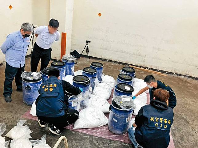 去年6月，以竹聯幫明仁會何姓男子為首的走私集團，遭檢警查獲引起國安單位注意。（翻攝畫面）