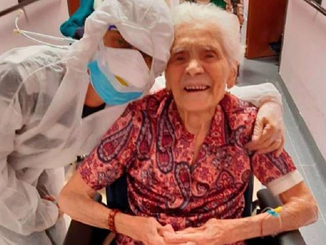 義大利104歲人瑞扎努索（右）確診武漢肺炎，經過10多天治療，已經康復到可以下床。   圖：翻攝自Silvia Sardone臉書