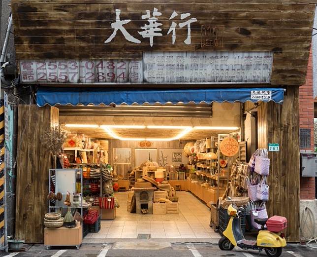 ▲「竹木造咖」將古早時代阿嬤買菜用的尼龍茄芷袋，變身復古文青潮袋，一系列尺寸一應俱全，深受年輕女孩及日本遊客歡迎。(圖/臺北市政府)