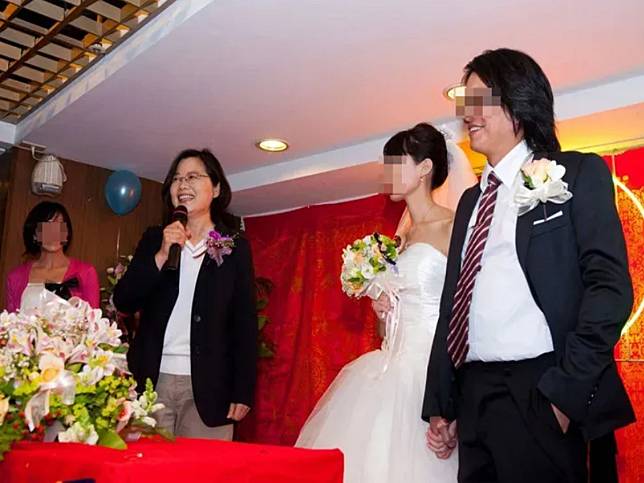 薛姓導演「輝哥」被爆有民進黨證， 蔡英文還曾經親自出席他的婚禮。（圖：輝哥臉書）