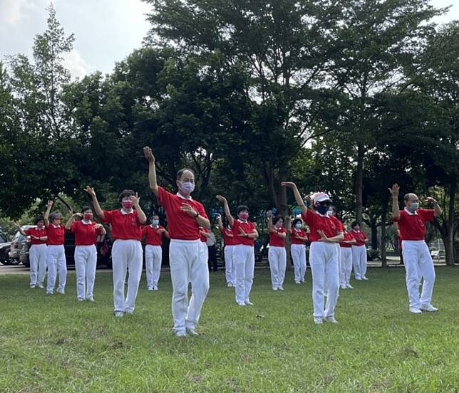 台江羽球競技運動嘉年華昨天在佳里羽球館舉行，活動結合元極舞演出，讓民眾在疫情期間活動筋骨。（記者盧萍珊攝）