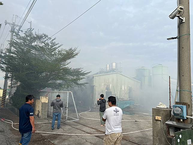 雲林縣西螺鎮大新里一處養雞場今天上午8時多傳出火警，現場濃煙密布，雲林縣消防局獲報動員前往搶救，所幸無人受困。記者陳雅玲／攝影