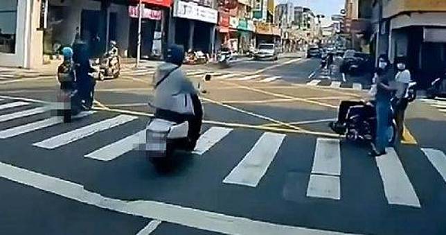 台南輪椅婦人行道等過馬路　3汽車5機車全不讓…台南市警：已舉發