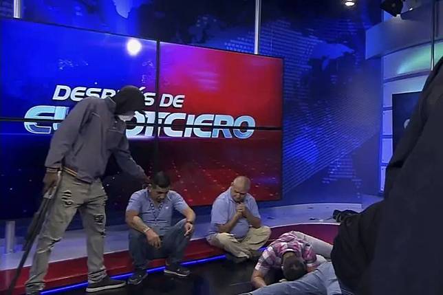 ▲南美洲國家厄瓜多的一間電視台9日遭武裝份子闖入攝影棚，引發恐慌。（圖／美聯社）