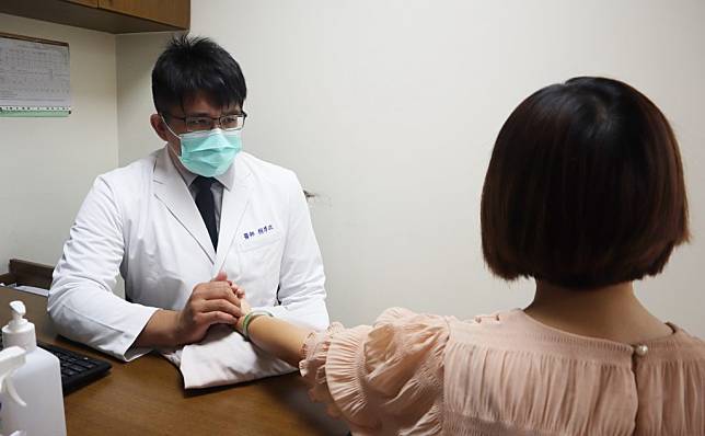 48歲女子口乾舌燥以為更年期提早報到，中醫師賴博政確診為乾燥症。　（台北醫院提供）