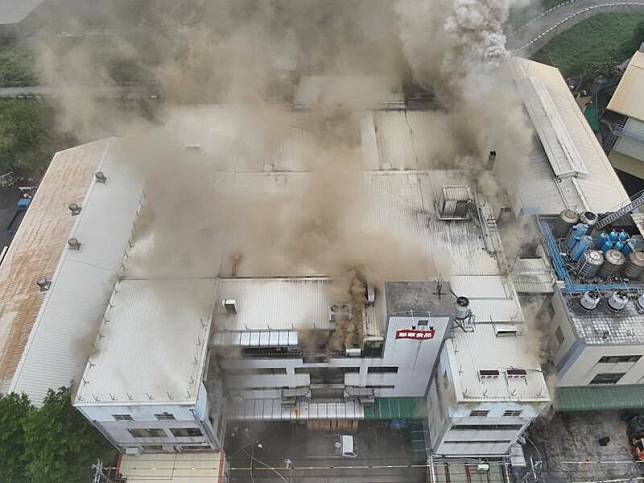 聯華食品彰化廠發生大火，濃煙不斷竄出，釀成7死慘劇。(民眾提供)