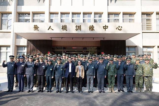 副總統蕭美琴17日下午前往台南勗勉陸軍無人機訓練中心。(圖：總統府)