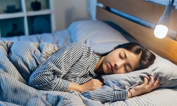 睡覺開夜燈好嗎？研究：燈光不僅影響睡眠，和血糖高低也有關