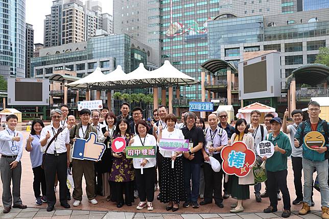 新北市府團隊及嘉義市府團隊一行人在「府中雙城」計畫中的站前廣場拍照合影留念，期盼藉由市政建設經驗的交流，共同提升兩市的人本環境。（新北市工務局提供）