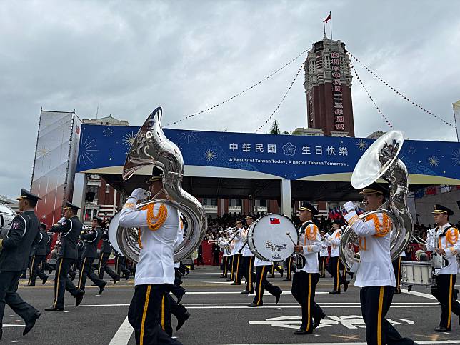 三軍儀隊展現精采隊形，變換隊形與精湛槍法，整齊劃一動作令人看得目不轉睛。(楊文君攝)