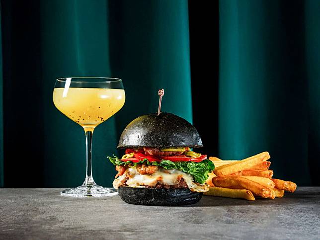 Alibi Wagyu charcoal burger (Photo: courtesy of Alibi - Wine Dine Be Social)