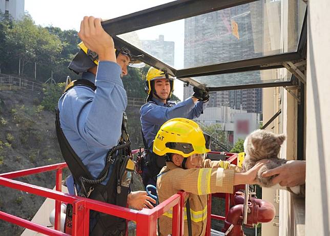 柏霖使用升降台拯救被困貓仔。