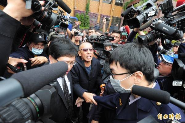導演鈕承澤涉嫌性侵10日到台北地檢署出庭應訊，鈕承澤訊後150萬交保。(記者王藝菘攝)