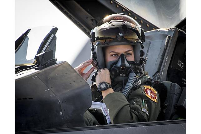 美國空軍首位單機性能表演女飛官蔻尼克，上任兩週後遭到撤職。（取自美國空軍網站）