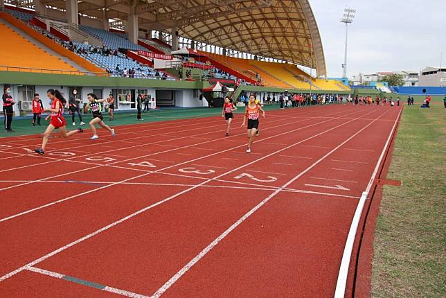 斗六市一一一年市長盃國小田徑錦標賽，十三校、二二０位選手同場競技。（記者陳正芬攝）