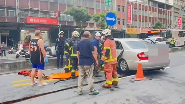 78歲余姓老翁撞擊分隔島後整輛車才打住，人受困車內，昏迷送醫。讀者提供