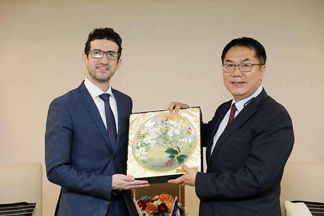比利時魯汶市市長黎默德(左)首度造訪，台南市長黃偉哲(右)致贈紀念品表達歡迎之意。(台南市府提供)