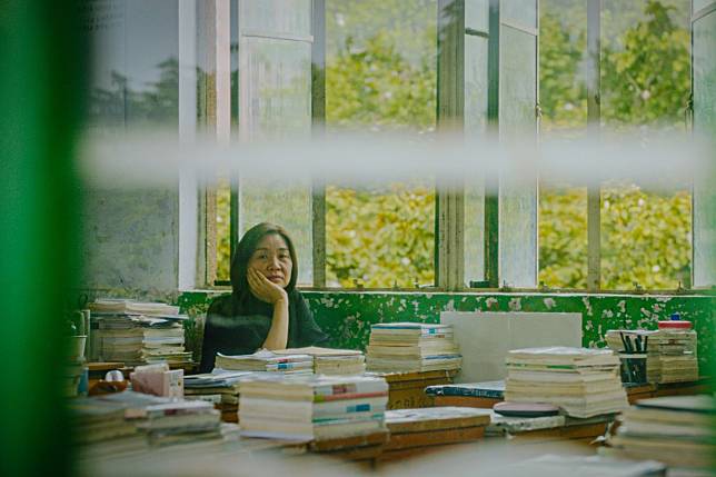 Author Liang Hong in a still from the documentary Swimming Out Till the Sea Turns Blue, directed by Jia Zhangke.