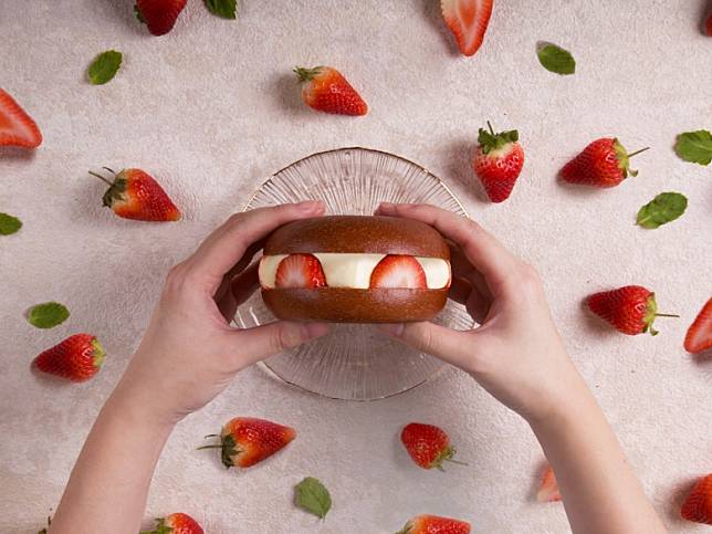 好丘貝果「踏雪尋莓」百萬人氣厚醬貝果限量升級回歸，在城南最美玻璃屋獨售。（圖片來源：好丘提供）