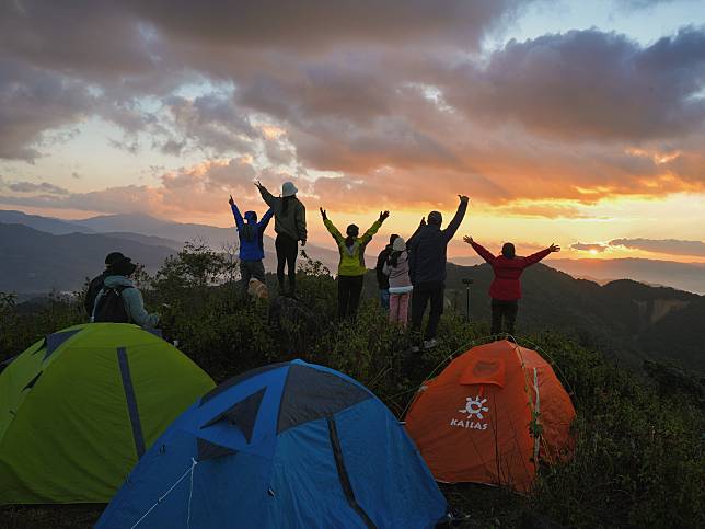 Outdoor enthusiasts watch sunrise in Mangshi City, Dehong Dai and Jingpo Autonomous Prefecture, southwest China's Yunnan Province, Jan. 1, 2025. (Photo by Zhang Rentao/Xinhua)