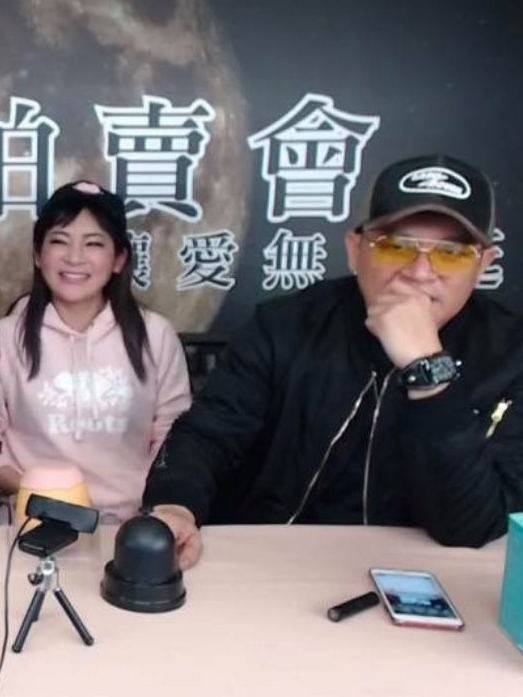 王彩樺(左)、黃品文夫妻為明星直播拍賣會燒了不少錢。(翻攝臉書)
