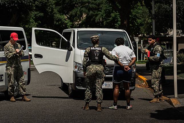  橫須賀基地人員逮捕「可疑嫌犯」，藉演訓強化美軍反恐與緊急應變能力。（取自DVIDS網站）