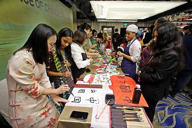 People take part in cultural activities during the &ldquo;Chinese Culture Night&rdquo; event in Dhaka, Bangladesh on Nov. 22, 2024.(Xinhua)