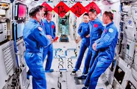 大陸「神舟23號」太空船，成功與天宮太空站對接，6名太空人在太空站中喜相逢。