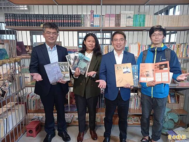 江聰淵(右2)今天造訪中興文創園區的文邑二手書店，左2是書店創辦人林冠旻。(記者江志雄攝)