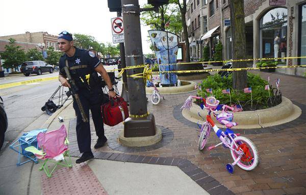 警方在現場蒐證，可見民眾逃離現場後，散落的嬰兒車。美聯社