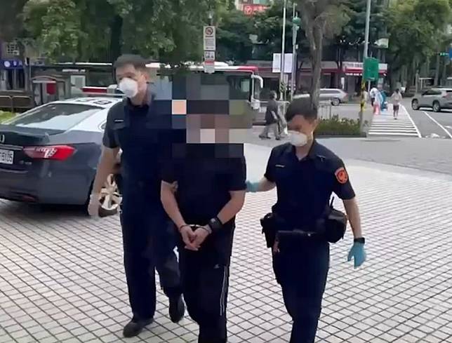 丁姓竊嫌橫行台北娃娃機店偷錢，日前作案遇台主巡視被逮送法辦。（記者周閩生攝）