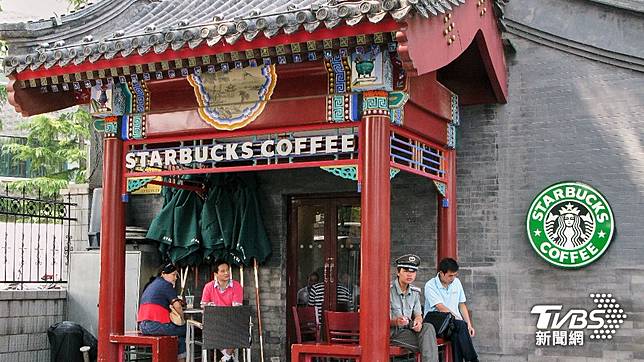 中國星巴克宣布自10日起，「非咖飲品」如冰搖茶、星冰樂和茶拿鐵等數十款飲品集體降價。（圖／達志影像美聯社）
