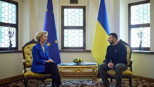 圖為歐盟執委會主席范德賴恩（左）9日訪問烏克蘭，與烏克蘭總統澤倫斯基會面。路透社