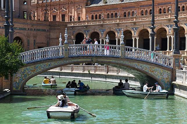 Tourists enjoy themselves at the Plaza de Espana in Sevilla, Spain, May 7, 2023. (Photo by Gustavo Valiente/Xinhua)