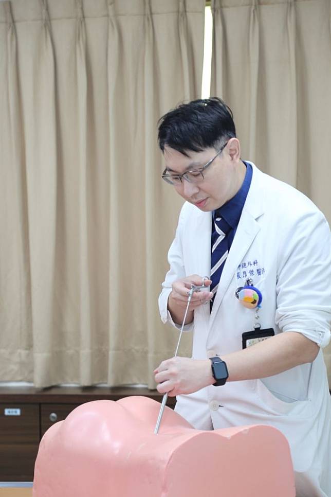 麻豆新樓醫院神經外科醫師張昂傑解說，腰椎「內視鏡椎間盤切除術」治療不適。（麻豆新樓醫院提供）