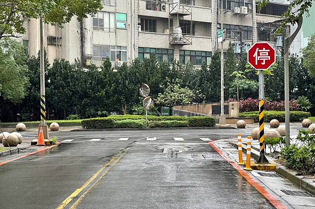 看到停車標誌，要先停在交叉路口、讓幹線道車優先通行。交通部提供  
