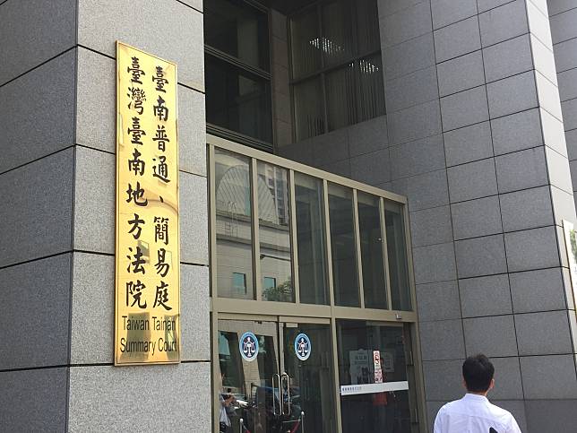 吳女打電話到台南文化中心大罵公務員「當白痴」、「狗屎」，一審裁罰3000元，二審認以電話方式致電，不符社維法「公共場所」要件，改判不罰。圖／本報資料照